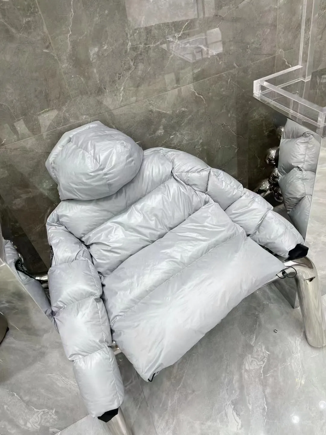 P860 Canada Goose/Canada Goose 2022 limited new Crofton puff down jacket top version (exclusive to the entire network)‼ ️ ‼ ️Top version, ceiling level‼ ️ Crofton soft bread, the latest style in 2022, with cold protection effect up to level 4, made of recycled Feather-Light tear-resistant fabric, ultra-light, and no weight on the upper body at all! The unique black label highlights your temperament‼ ️ Canada Goose, a Canadian brand, has always been recognized as the warmest down jacket. Various Instagram celebrities, Internet celebrities, and celebrities often wear it for street photos. I do Canada Goose every year, but I still can’t get rid of my love for the geese. No matter how cold the weather is, there is no need to be afraid, because there are geese! Filled with 90% white duck down, Canada Goose is the legendary warmest down jacket and is known as a must-have for Arctic outdoor sports! The most popular down jacket in the world, celebrities are rushing to buy it, it is a must-have!   Same style for men and women Size: S~XXL Ready in stock